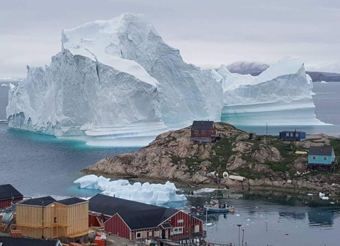 Rùng mình với tảng băng trôi đe dọa cả làng ở Greenland - Ảnh 1. Rùng mình với tảng băng trôi đe dọa cả làng ở Greenland - Ảnh 1.