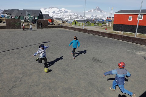 Rùng mình với tảng băng trôi đe dọa cả làng ở Greenland - Ảnh 2. Rùng mình với tảng băng trôi đe dọa cả làng ở Greenland - Ảnh 2.