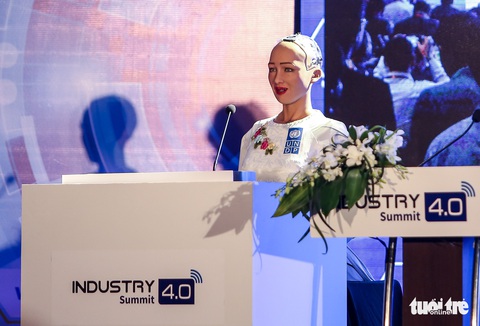 Cận cảnh robot Sophia mặc áo dài trò chuyện ở Việt Nam - Ảnh 2. Cận cảnh robot Sophia mặc áo dài trò chuyện ở Việt Nam - Ảnh 2.