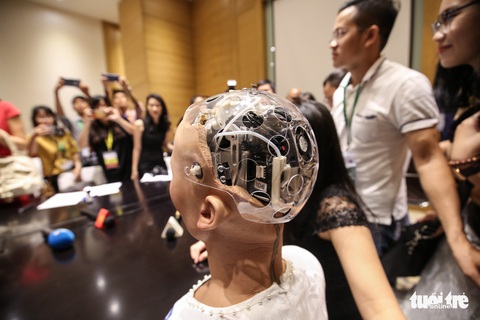 Cận cảnh robot Sophia mặc áo dài trò chuyện ở Việt Nam - Ảnh 10. Cận cảnh robot Sophia mặc áo dài trò chuyện ở Việt Nam - Ảnh 10.