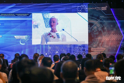 Cận cảnh robot Sophia mặc áo dài trò chuyện ở Việt Nam - Ảnh 3. Cận cảnh robot Sophia mặc áo dài trò chuyện ở Việt Nam - Ảnh 3.