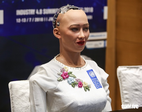 Cận cảnh robot Sophia mặc áo dài trò chuyện ở Việt Nam - Ảnh 8. Cận cảnh robot Sophia mặc áo dài trò chuyện ở Việt Nam - Ảnh 8.