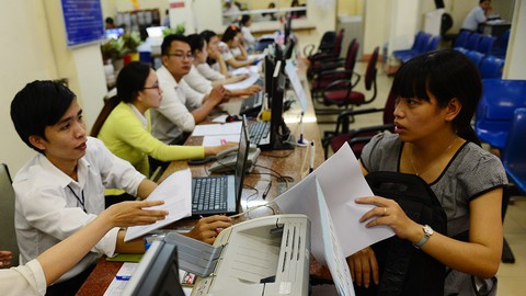 Lo cán bộ thuế lạm quyền khi vừa đá bóng vừa thổi còi - Ảnh 1. Lo cán bộ thuế lạm quyền khi vừa đá bóng vừa thổi còi - Ảnh 1.