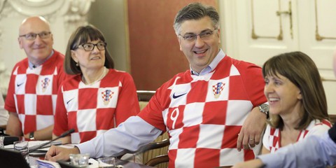 Các bộ trưởng Croatia kéo cả hội mặc áo tuyển Croatia đi họp - Ảnh 1. Các bộ trưởng Croatia kéo cả hội mặc áo tuyển Croatia đi họp - Ảnh 1.