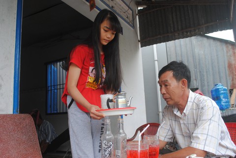 Con sẽ sống quật cường dù nghèo khổ - Ảnh 1. Con sẽ sống quật cường dù nghèo khổ - Ảnh 1.