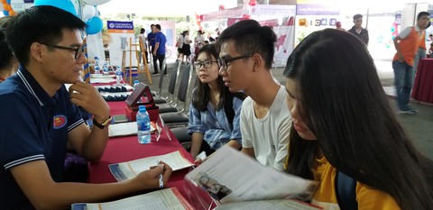 Ngày hội tư vấn xét tuyển đại học, cao đẳng tại TP.HCM - Ảnh 8. Ngày hội tư vấn xét tuyển đại học, cao đẳng tại TP.HCM - Ảnh 8.