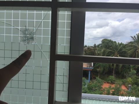 Nhà dân bị bắn thủng kính, công an nói trẻ nghịch đạn culi - Ảnh 1. Nhà dân bị bắn thủng kính, công an nói trẻ nghịch đạn culi - Ảnh 1.