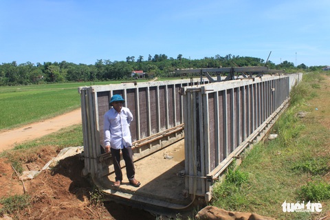 Kênh chục tỉ dang dở, đất lúa nứt nẻ trông mưa - Ảnh 1. Kênh chục tỉ dang dở, đất lúa nứt nẻ trông mưa - Ảnh 1.