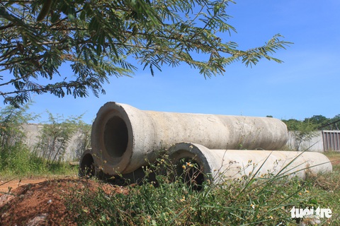 Kênh chục tỉ dang dở, đất lúa nứt nẻ trông mưa - Ảnh 5. Kênh chục tỉ dang dở, đất lúa nứt nẻ trông mưa - Ảnh 5.