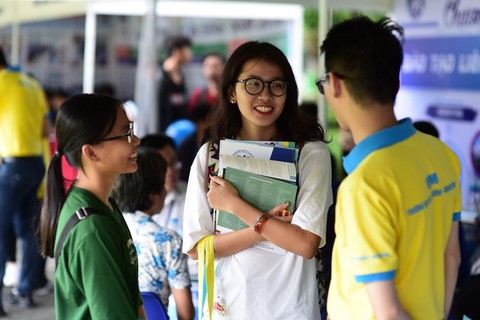 Ngày hội tư vấn xét tuyển đại học, cao đẳng tại TP.HCM - Ảnh 11. Ngày hội tư vấn xét tuyển đại học, cao đẳng tại TP.HCM - Ảnh 11.