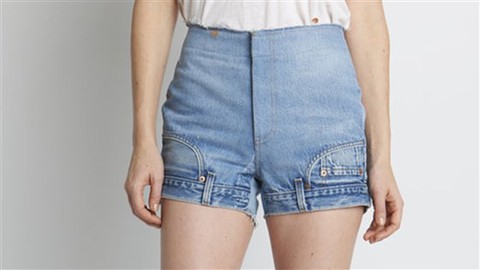 Bối rối với mốt quần jeans lộn ngược - Ảnh 1. Bối rối với mốt quần jeans lộn ngược - Ảnh 1.