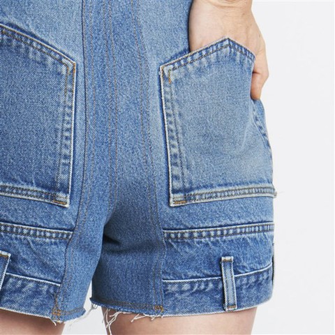 Bối rối với mốt quần jeans lộn ngược - Ảnh 2. Bối rối với mốt quần jeans lộn ngược - Ảnh 2.
