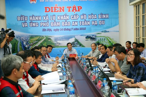 Thủy điện Hòa Bình xả cửa đáy số 3 - Ảnh 1. Thủy điện Hòa Bình xả cửa đáy số 3 - Ảnh 1.