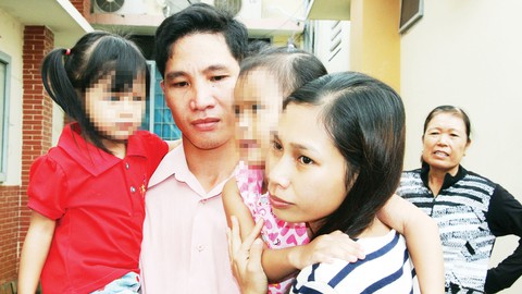 Bị trao nhầm con: Nên hòa giải hơn là kiện ra tòa - Ảnh 1. Bị trao nhầm con: Nên hòa giải hơn là kiện ra tòa - Ảnh 1.