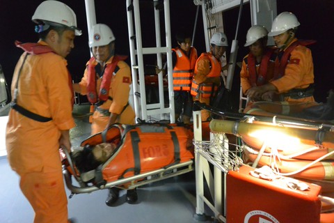 Cấp cứu ngư dân Huế đột quỵ trên biển - Ảnh 1. Cấp cứu ngư dân Huế đột quỵ trên biển - Ảnh 1.