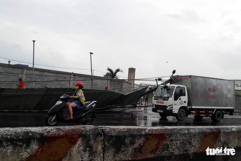 Lốc xoáy làm trụ điện dọc quốc lộ 51 ngã hàng loạt - Ảnh 1. Lốc xoáy làm trụ điện dọc quốc lộ 51 ngã hàng loạt - Ảnh 1.
