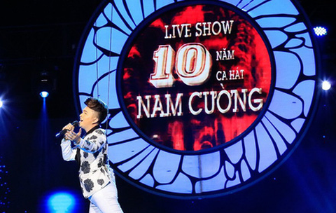 Nam Cường “bay giữa ngân hà” trong liveshow 10 năm ca hát - Ảnh 1. Nam Cường “bay giữa ngân hà” trong liveshow 10 năm ca hát - Ảnh 1.