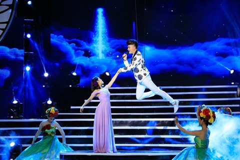 Nam Cường “bay giữa ngân hà” trong liveshow 10 năm ca hát - Ảnh 3. Nam Cường “bay giữa ngân hà” trong liveshow 10 năm ca hát - Ảnh 3.