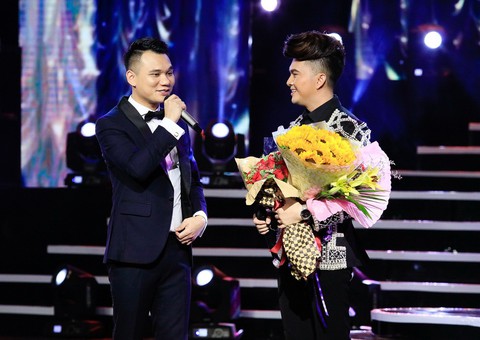 Nam Cường “bay giữa ngân hà” trong liveshow 10 năm ca hát - Ảnh 4. Nam Cường “bay giữa ngân hà” trong liveshow 10 năm ca hát - Ảnh 4.