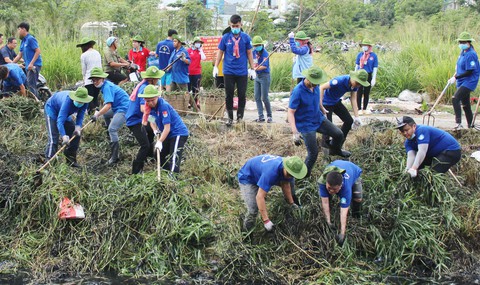 Thanh niên phải đi đầu thực hiện cống không rác, kênh không rác - Ảnh 9. Thanh niên phải đi đầu thực hiện cống không rác, kênh không rác - Ảnh 9.