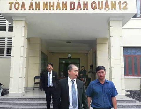 Đình chỉ điều tra vụ đá cửa xe hơi gây thiệt hại 5 triệu đồng - Ảnh 1. Đình chỉ điều tra vụ đá cửa xe hơi gây thiệt hại 5 triệu đồng - Ảnh 1.