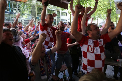 Tinh thần Croatia: Nụ cười, bài hát và bia Karlovacko - Ảnh 1. Tinh thần Croatia: Nụ cười, bài hát và bia Karlovacko - Ảnh 1.