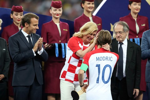 16-7: Bức ảnh Tổng thống Croatia lau nước mắt cho Modric gây xúc động mạnh - Ảnh 13. 16-7: Bức ảnh Tổng thống Croatia lau nước mắt cho Modric gây xúc động mạnh - Ảnh 13.