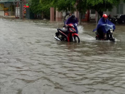Mưa lớn kéo dài, đường phố Hà Tĩnh thành sông - Ảnh 2. Mưa lớn kéo dài, đường phố Hà Tĩnh thành sông - Ảnh 2.