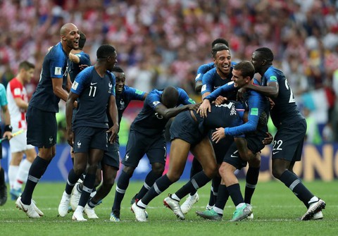 World Cup kết thúc: Pháp rinh cúp, Croatia rinh trái tim người hâm mộ - Ảnh 1. World Cup kết thúc: Pháp rinh cúp, Croatia rinh trái tim người hâm mộ - Ảnh 1.