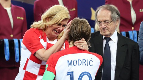 Một mùa World Cup quá đỉnh của bà trùm sân cỏ - nữ Tổng thống Croatia - Ảnh 4. Một mùa World Cup quá đỉnh của bà trùm sân cỏ - nữ Tổng thống Croatia - Ảnh 4.