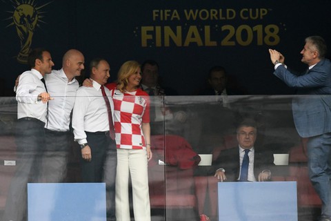 Một mùa World Cup quá đỉnh của bà trùm sân cỏ - nữ Tổng thống Croatia - Ảnh 5. Một mùa World Cup quá đỉnh của bà trùm sân cỏ - nữ Tổng thống Croatia - Ảnh 5.