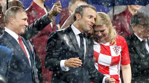 Một mùa World Cup quá đỉnh của bà trùm sân cỏ - nữ Tổng thống Croatia - Ảnh 9. Một mùa World Cup quá đỉnh của bà trùm sân cỏ - nữ Tổng thống Croatia - Ảnh 9.