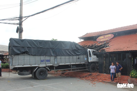 Xe tải tông sập nhà hàng ở Tiền Giang - Ảnh 2. Xe tải tông sập nhà hàng ở Tiền Giang - Ảnh 2.