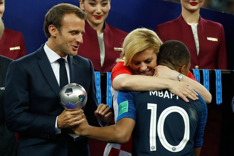 Một mùa World Cup quá đỉnh của bà trùm sân cỏ - nữ Tổng thống Croatia - Ảnh 8. Một mùa World Cup quá đỉnh của bà trùm sân cỏ - nữ Tổng thống Croatia - Ảnh 8.