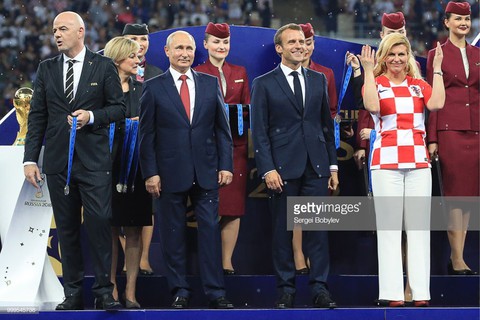 Một mùa World Cup quá đỉnh của bà trùm sân cỏ - nữ Tổng thống Croatia - Ảnh 6. Một mùa World Cup quá đỉnh của bà trùm sân cỏ - nữ Tổng thống Croatia - Ảnh 6.