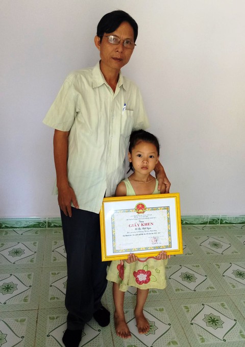 Con sẽ học giỏi để ba mẹ khỏi bệnh - Ảnh 1. Con sẽ học giỏi để ba mẹ khỏi bệnh - Ảnh 1.