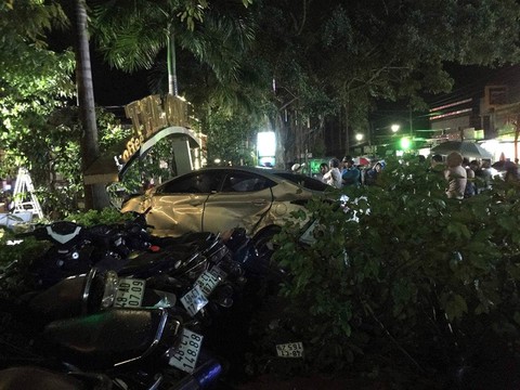 Xe hơi mất lái lao vào quán cà phê, hai nữ sinh thiệt mạng - Ảnh 1. Xe hơi mất lái lao vào quán cà phê, hai nữ sinh thiệt mạng - Ảnh 1.