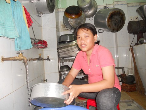 Đi phụ quán cơm từ thiện để kiếm tiền đóng học phí - Ảnh 1. Đi phụ quán cơm từ thiện để kiếm tiền đóng học phí - Ảnh 1.
