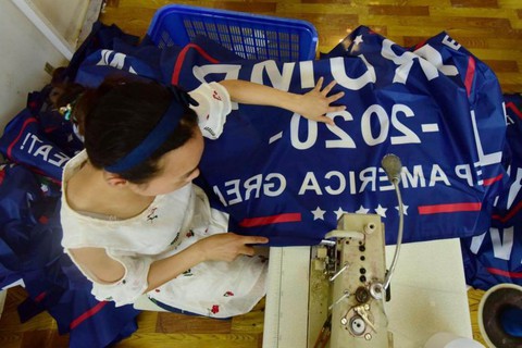 Cờ chiến dịch tái tranh cử của ông Trump là hàng Trung Quốc - Ảnh 1. Cờ chiến dịch tái tranh cử của ông Trump là hàng Trung Quốc - Ảnh 1.