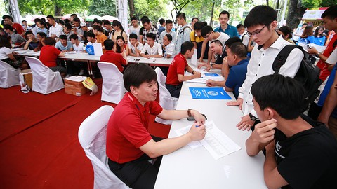 Ngày hội tư vấn xét tuyển: băn khoăn học nghề hay học đại học - Ảnh 1. Ngày hội tư vấn xét tuyển: băn khoăn học nghề hay học đại học - Ảnh 1.