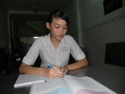 Đi phụ quán cơm từ thiện để kiếm tiền đóng học phí - Ảnh 2. Đi phụ quán cơm từ thiện để kiếm tiền đóng học phí - Ảnh 2.