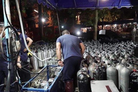 Dùng người nhái nhỏ con cứu đội bóng thiếu niên ở Thái Lan - Ảnh 2. Dùng người nhái nhỏ con cứu đội bóng thiếu niên ở Thái Lan - Ảnh 2.