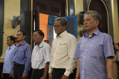 Nguyên phó thống đốc Đặng Thanh Bình bị phạt 3 năm tù - Ảnh 4. Nguyên phó thống đốc Đặng Thanh Bình bị phạt 3 năm tù - Ảnh 4.