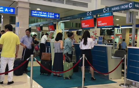 Vietnam Airlines phụ thu quản trị hệ thống, bỏ phụ thu xuất vé - Ảnh 1. Vietnam Airlines phụ thu quản trị hệ thống, bỏ phụ thu xuất vé - Ảnh 1.