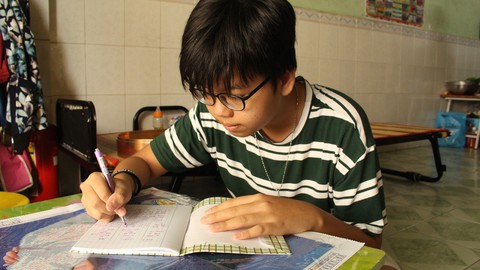 Ước mơ đứng trên bục giảng của cậu bé lớn nhờ vòng tay bà nội - Ảnh 3. Ước mơ đứng trên bục giảng của cậu bé lớn nhờ vòng tay bà nội - Ảnh 3.