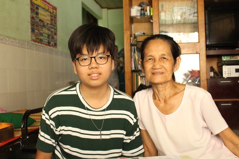 Ước mơ đứng trên bục giảng của cậu bé lớn nhờ vòng tay bà nội - Ảnh 1. Ước mơ đứng trên bục giảng của cậu bé lớn nhờ vòng tay bà nội - Ảnh 1.