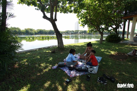 Người dân vật vã chống đỡ nắng nóng thiêu đốt miền Trung - Ảnh 2. Người dân vật vã chống đỡ nắng nóng thiêu đốt miền Trung - Ảnh 2.