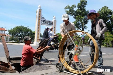Người dân vật vã chống đỡ nắng nóng thiêu đốt miền Trung - Ảnh 4. Người dân vật vã chống đỡ nắng nóng thiêu đốt miền Trung - Ảnh 4.