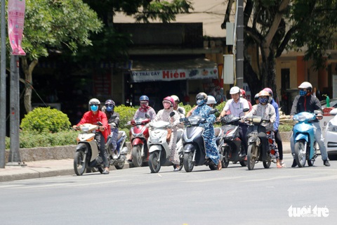 Người dân vật vã chống đỡ nắng nóng thiêu đốt miền Trung - Ảnh 5. Người dân vật vã chống đỡ nắng nóng thiêu đốt miền Trung - Ảnh 5.