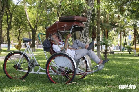 Người dân vật vã chống đỡ nắng nóng thiêu đốt miền Trung - Ảnh 6. Người dân vật vã chống đỡ nắng nóng thiêu đốt miền Trung - Ảnh 6.